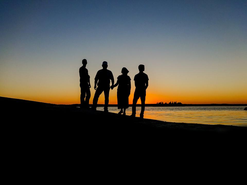 Família reunida ao pôr do sol