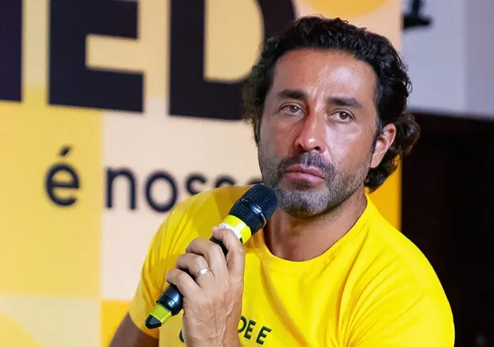 Prateleiras de farmácia com medicamentos (imagem ilustrativa)